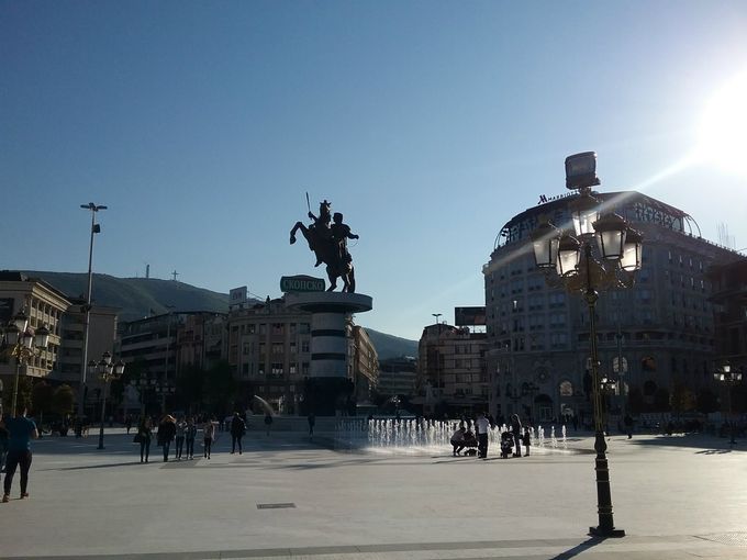 Altings centrum i Skopje: Makedonien Plads. Alexander den Store-monumentet i centrum af billedet. Lige bagved Ristik Palæ, der ikke - som de fleste andre bygninger i byen - blev ødelagt efter et stort jordskælv i 1963 i Skopje. Bjerget Vodno ses i baggrunden. Nordmakedonien er rig på bjerge.