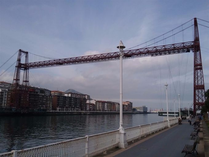 Puente Colgante fra 1893. På UNESCO's Verdensarvsliste siden 2006. Forbinder byerne Gexto og Portugalete. Her med udsigt til sidstnævnte.