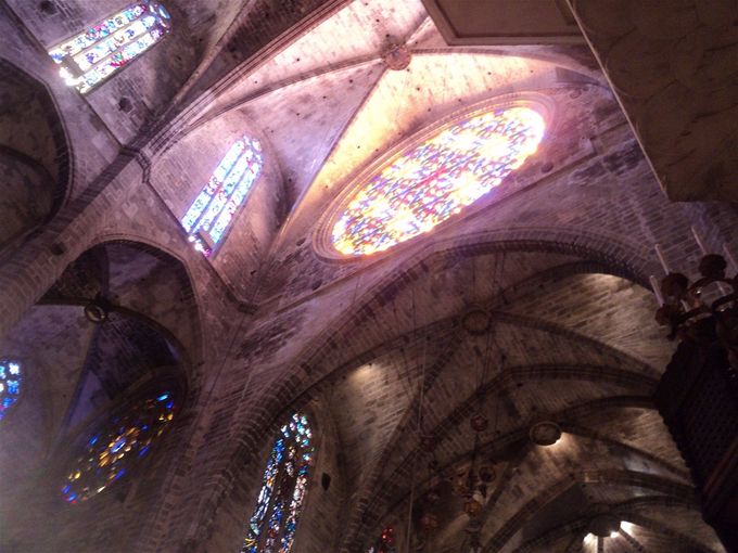 Katedralen i Palma, La Seu, færdigbygget i 1601. Rosetten. Skabt under biskop Galiana i det 14. årh. Verdens største med et tværsnit på 11 m. og bestående af 1236 glasstykker. Forvandler i solskin katedralen til et farveorgie. To dage om året, i morgentimerne en forårs- og efterårsdag, og under forudsætning af solen skinner, gengives rosettens udformning  præcist på væggen modsat rosetten i katedralen. Kirken har på disse to dage særligt tidlig åbent.