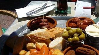 Melder sulten sig i Palma og går den i retning af simpel, klassisk tapas, så er Sal y Dulce på adressen Sindicato 2 en mulighed. Fint udendørsserveringsområde på hyggelig lille plaza. Patatas bravas og kyllingekroketter på menuen.
