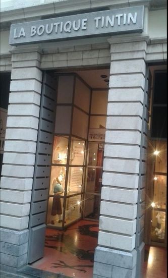 Tintin bag ruden. Belgiens mest berømte rapporter gennem tiden. Han har sin egen butik i Bruxelles. Og sit eget museum i Louvain-la-Neuve. Eller rettere, museet er en hyldest til Tintins skaber Hergé. Hans virke (også udover Tintin) fortælles her.
