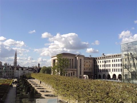 Mont des Arts. Rådhustårnet på Grand-Place yderst til venstre.