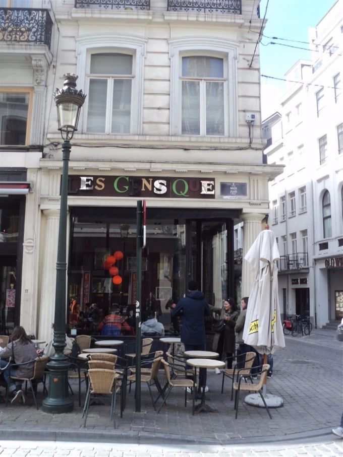 Facaden på cafe Les Gens Que J'Aime (fint navn) på Rue du Midi.