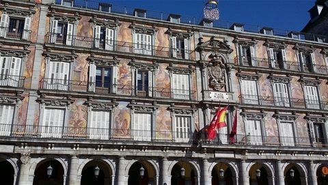 Real Casa på Plaza Mayor. Bemærk freskerne udført af kunstneren Carlos Franco.