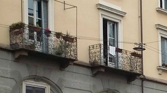Navigli-kvarteret. Bond (café og bar) forneden i den gule bygning til venstre i billedet. 