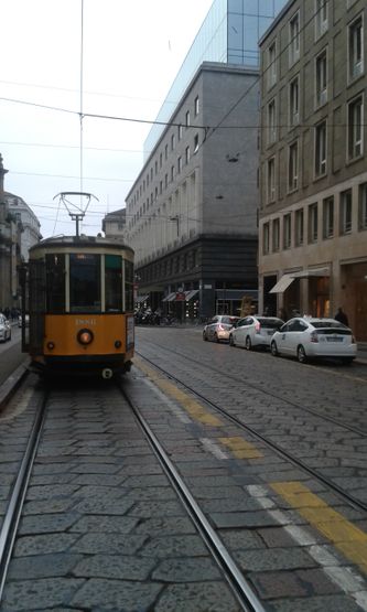 Gadeparti fra via Alessandro Manzoni. Armani Manzoni bagerst i billedet til højre. Bygningen, der stammer fra 1937, har siden 1999 været Armanis varehus i Milano. Udover mærketøjet huser bygningen også en Armani blomsterhandel, -boghandel og  -chokoladeforretning, flere restauranter og et hotel.
