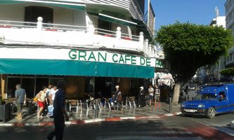 Gran Café de Paris på Place de France har ligget her siden 1927. Frankrig var én af de kolonimagter, der kontrollerede Tanger i perioden hvor byen havde international status. 