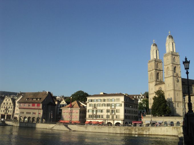 Zürich. Domkirken Grossmünster. Floden Limmat.