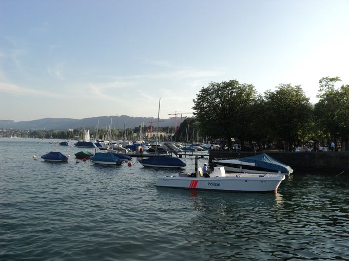 Sejlende politi på Zürichsee.
