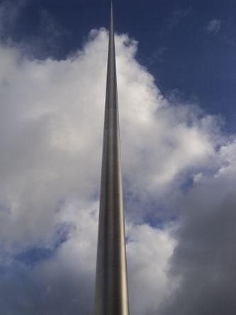 The Spire.
Den 120 meter høje stålskulptur på O'Connell Street i Dublin. Skulptur af arkitektfirmaet Ian Ritchies Architects fra 2004.