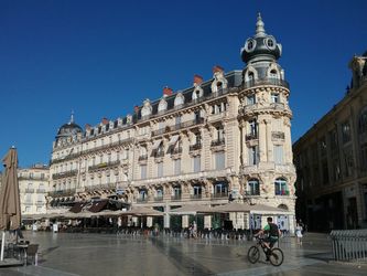 Place de la Comédie. Den centrale plads i Montpellier. Byens centrum. Bemærk det skinnende gangareal.