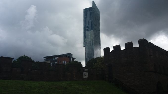 Nyt og gammelt. Bydelen Castlefield i Manchester. Beetham Tower fra 2006. 
Romerne var i området f. Kr. og byggede fortet Mamucium. I dag er det rekonstrueret. Mamucium i forgrunden.