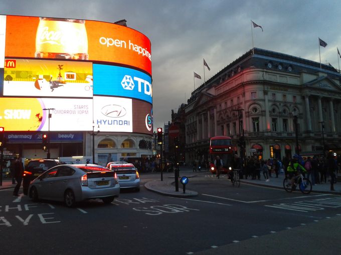 Picadilly Circus. Londons centrum. Der har været lysreklame på pladsen siden 1908.