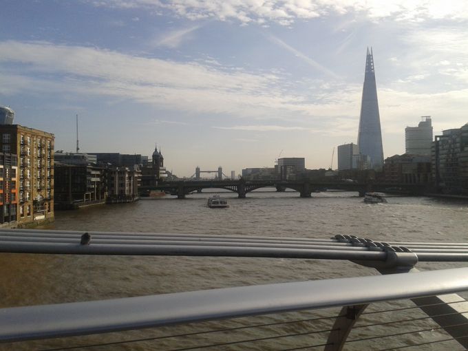Nyt og gammelt. Skyskraberen The Shard med 95 etager til højre i billedet. Indviet 2012.
Foran London Bridge fra 1973 og bagved Tower Bridge fra 1894. To af de mest kendte broer over floden Themsen. Foto taget fra Millennium Bridge fra 2000.