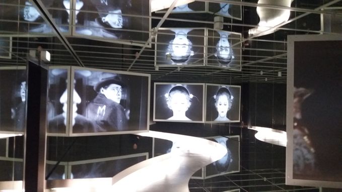 Et hav af spejle og skærme med klip fra den tyske filmhistorie møder én, når man træder ind (i mørket) i Museum für Film und Fernsehen på Potsdamer Platz. Her Peter Lorre i 