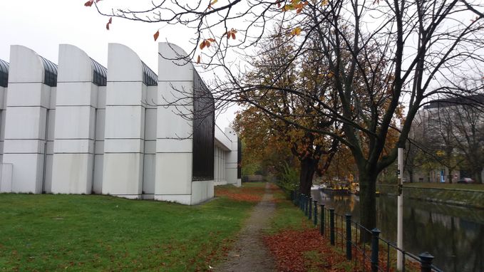 Bahaus-Archiv Berlin. Åbnet i 1979. Bygget efter tegninger fra Baushaus-skolens stifter Walter Gropius. Landwehrkanal til højre i billedet.