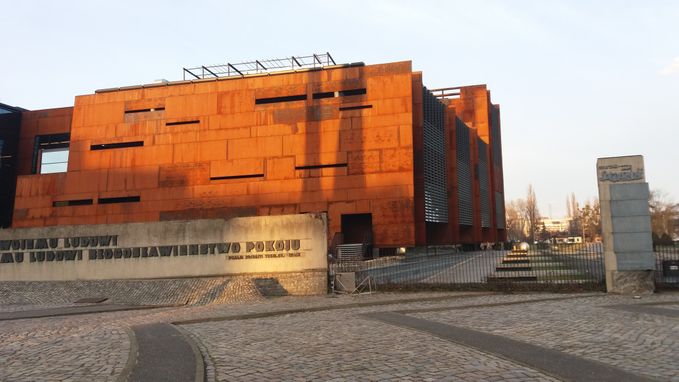 Solidaritetscentret i Gdansk (European Solidarity Centre). Museet om Solidaritetsbevægelsen i Polen. Arbejderne på skibsværftet i Gdansk, hvor Solidaritetscentret i dag er placeret, var bl.a. via fagforeningsmanden Lech Walesa først i 1980'erne, primus motor for denne bevægelse. Der startede som en fagforening, men som siden blev en tocifret millionstor demokratibevægelse i Polen. 