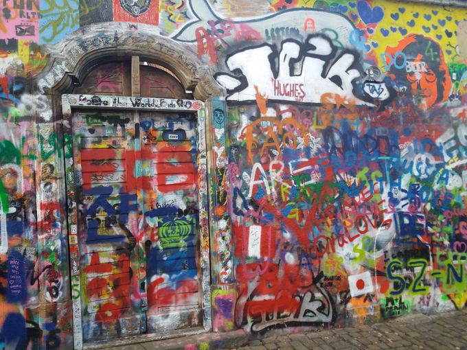 John Lennon-muren i Prag. Ungdommen overmalede spontant denne mur overfor den franske ambassade i Prag, da Lennon blev skudt i 1980. Som en hyldest til kunstneren og som en protest mod systemets repression overfor ytringsfriheden. I dag, knap 30 år efter, står muren som et symbol på det kommunistiske diktaturs fallit og den frie stemmes ret.
Adressen er Velkoprevorské námesti 100. 