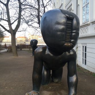 Den tjekkiske i Prag allestedsnærværende kunstner David Cernýs kæmpebabyer foran Museum Kampa.