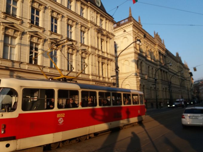 Én af Prags karakteristiske sporvogne passerer Café Slavia på gaden Smetanova Nabrezi.