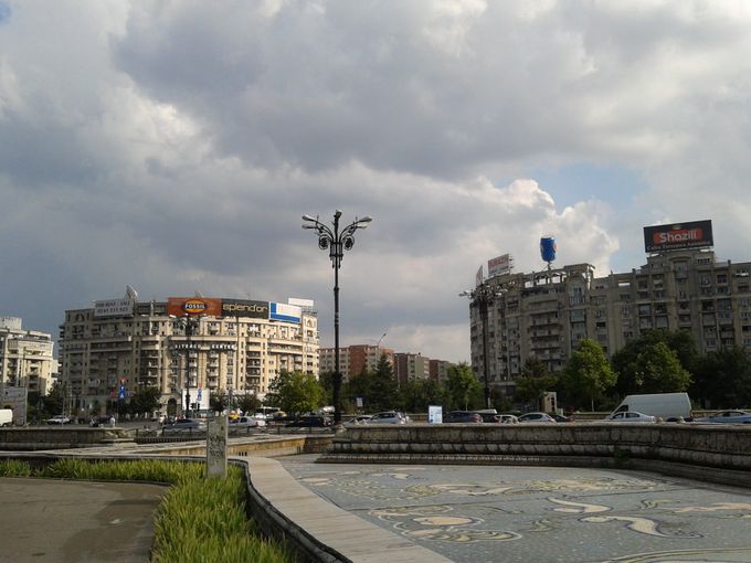 Union Square, Bukarest. Meget af  byggeriet, hvis ikke alt,  på denne centrale plads er fra 1980'erne. Konstrueret i beton. Men ikke uden stil og en hvis charme. Hvis man formår at se den. Pladsens berømte springvand var drænet for vand, da vi lagde vejen forbi.