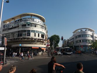 Magen David Torv i Tel Aviv. To tæt på identiske Bauhaus-byggerier fra henholdsvis 1938 (til venstre) og 1934. Bygningen til højre er restaureret, bygningen til venstre tydeligvis ikke. Mange andre Bauhaus-byggerier i Tel Aviv deler endnu skæbne med huset til venstre. Dvs. venter på og trænger til renovering.