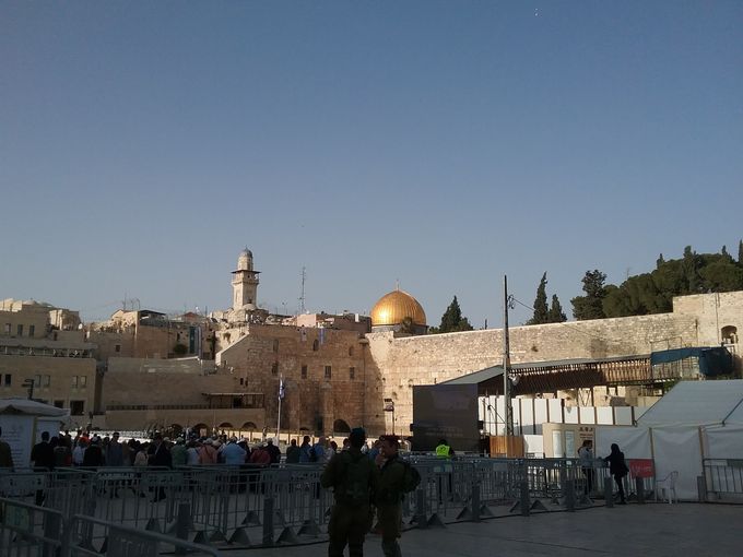 Jerusalem. Grædemuren midt i billedet. Klippemoskéen med guldkuplen af 100 kg. rent guld bag den.