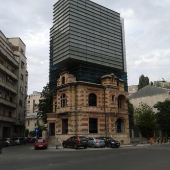 Blikfang. Og arkitektur med holdning. Det hemmelige politis hovedbygning under kommunisttiden nederst. Øverste bygning er hjemsted for de rumænske arkitekters sammenslutning. Bygningerne er fra henholdsvis 1890 og 2003.