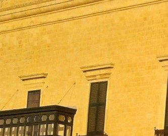 Grand Master's Palace i aftensolen. Oprindeligt bygget til en stormester i Johanitterordenen i 1770'erne. I dag hjem for Maltas præsident. Palace Square, Valletta. 