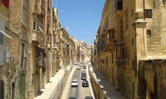 Gademotiv fra Valletta. Den typiske højdeforskel i gadeniveauet i byen fornemmes tydeligt. 