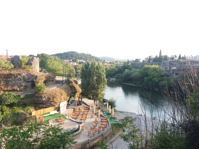 Det centrale Podgorica. Moraca-floden og Skaline Beach Bar centralt i billedet. Til højre det fremragende Hotel Podgorica og øverst til venstre ruinerne af det osmanniske fort Depedogen fra sidst i 1400-tallet.