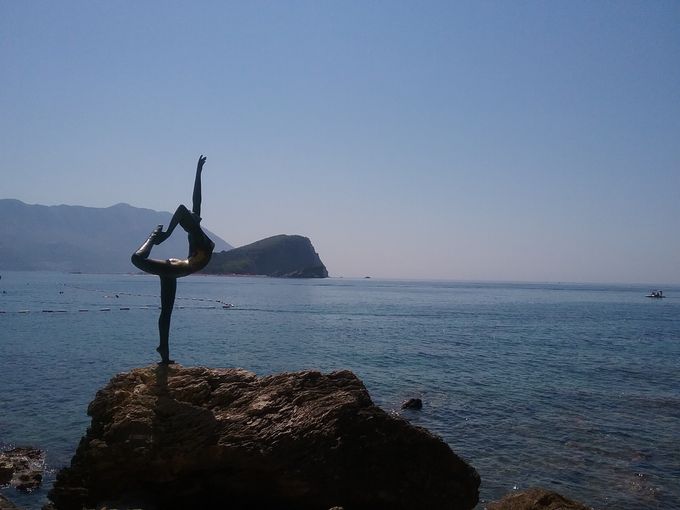 Dancer from Budva benævnes denne skulptur. Blandt andet Dens oprindelse og motiv er tilsyneladende ukendt, men én historie omkring skulpturen er, den forestiller en ung danser, der spejder efter sin elskede bortrejste sømand, Dag ud og dag ind. Statuen ses på vejen til Mogren Beach i Budva. 