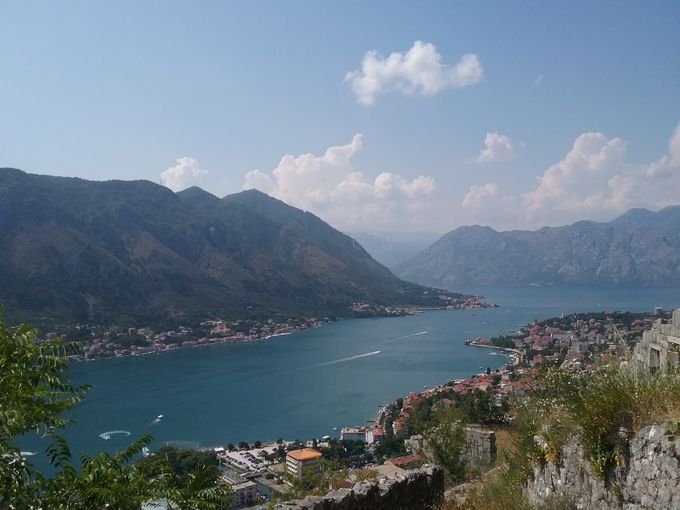Udsigt ud over Kotor og Kotor-bugten på vejen op mod St. Johns Fort. 