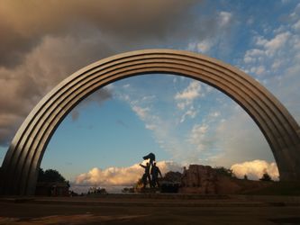 Folkets venskabsbue i Krreschatyk parken. Et levn fra Sovjettiden i Ukraine. Konstrueret i 1982 i anledning af 60 året for Sovjetrepublikkens tilblivelse. 