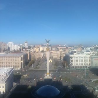 Uafhængighedspladsen og - monumentet set fra 7. etage på Hotel Ukraine.