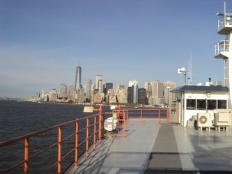 Manhattan skyline i det fjerne. Ombord på færgen til Staten Island på Hudson River. 