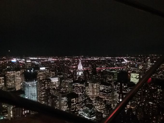 New York City by night. Fra toppen af Empire State Building. I  midten af billedet ses det karakteristiske og unikke spir på Chrysler-bygningen.