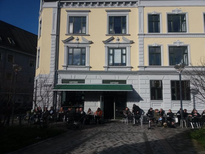 Kaffebaren Behag Din Smag på Gabels Torv i Aalborg. En martsdag i 2019 hvor foråret er et faktum.
