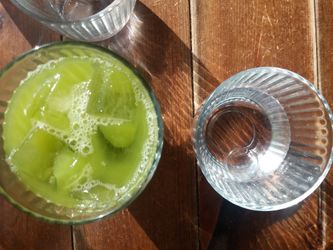 Selleri-, ananas- og spinatjuice fra restaurant ubat veggie, Vesterå 5 i Aalborg. Her serveres vegansk og vegetarisk goumentmad.