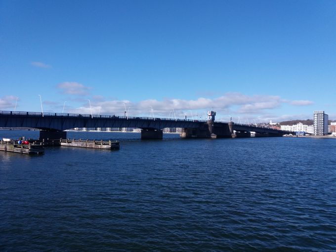 Limfjordsbroen fra 1933. Den smukke klapbro mellem Aalborg og Nørresundby. Når man nævner arkitekturen på havnefronten, vil mange nok have tendens til at tænke på de fascinerende nybyggerier, der har præget havnefronten de sidste årtier, men Limfjordsbroen står bestemt ikke tilbage for nogen af disse. Den er bygget af ingeniørfirmaet Kampmann, Kierulff og Saxild.