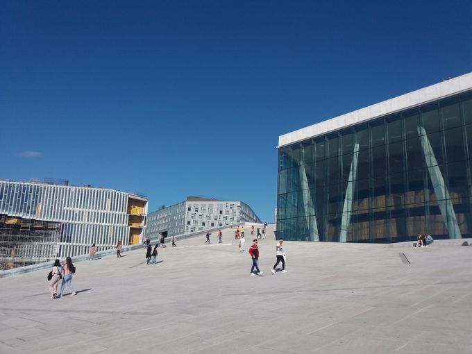 Operahuset i Oslo. En arkitektonisk perle og en brugsgenstand lige så meget udenpå som inden i. Tegnet af arkitekfirmaet Snøhetta, der har hovedkvarter i Oslo.