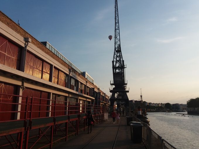 M Shed-museet ved havnefronten i Bristol. Og én af de karakteristiske nu pensionerede lastekraner foran dette. Bemærk også luftballonen.