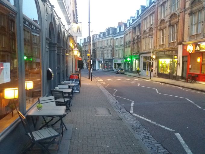 Regent Street, Clifton. En sommeraften i juli. I tusmørket. 