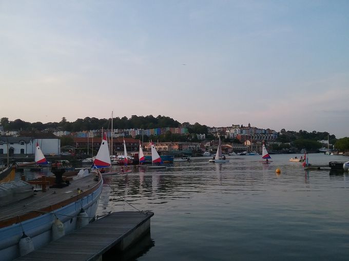 Marinaen i Bristol. Bemærk de mangefarvede  karakteristiske boligblokke på skråningerne på modsatte flodbred.