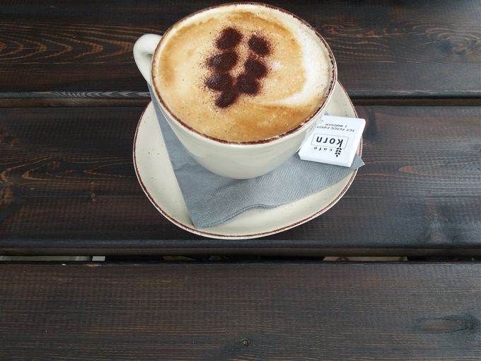 En cappuccino fra Café Korn i Odense. Attraktiv beliggenhed lige overfor Kunstmuseet Brandts.  