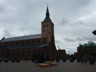 Domkirken i Odense. Og Robert Jacobsens skulptur 