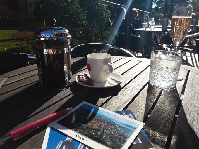 Terrassen på Hotel Britannia i Esbjerg. Nok det bedste sted  í byen for en drink i aftensolen. 