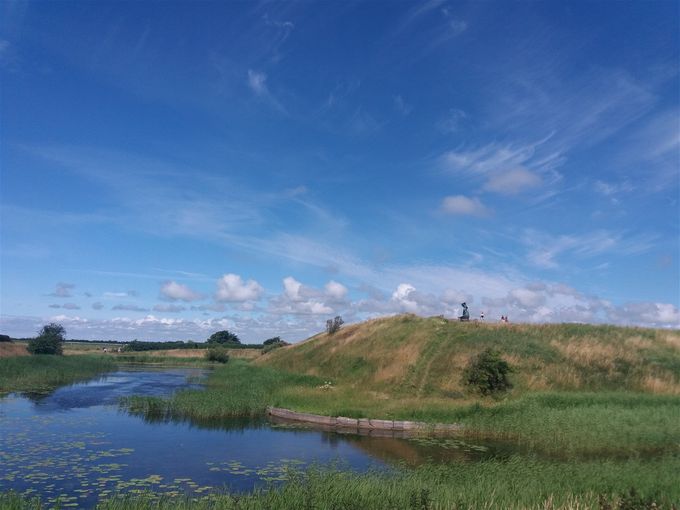 Voldgraven omkring det der engang var Riberhus Slot. Dronning Dagmar-statuen af Anne Marie Carl-Nielsen anes midt i billedet.