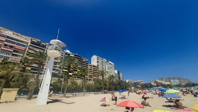 Stranden i Alicante by (Playa del Postiguet). Og livreddertårnet. 