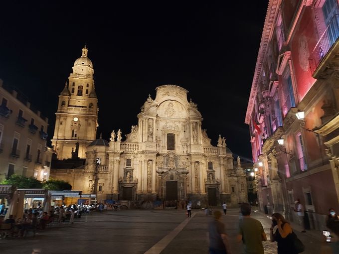 Katedralen i Murcia. Det officielle navn er La Santa Iglesia Catedral de Santa María. Og til højre rokkoko-bispepaladset. 